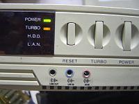 Os conectores de audio frontais, as etiquestas transparentes foram feitas em impressora laser.